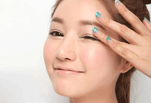 Cách Trang điểm mắt cho phụ nữ trung niên thêm phần sang trọng